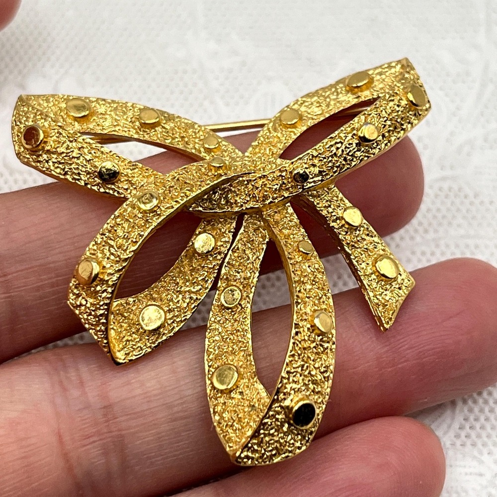 Vintage Crown Trifari Gold Tone Textured Studded Bow Ribbon Pin Brooch - Picture 5 of 12